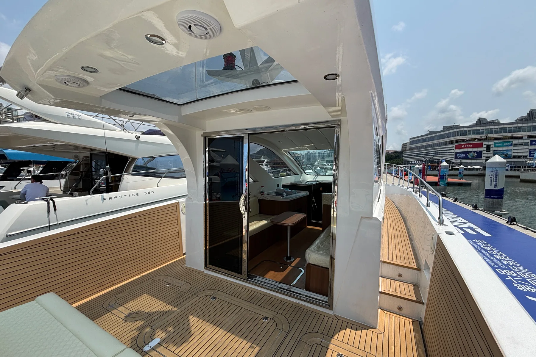 SY-410 aft deck with sliding salon entrance and side walkway
