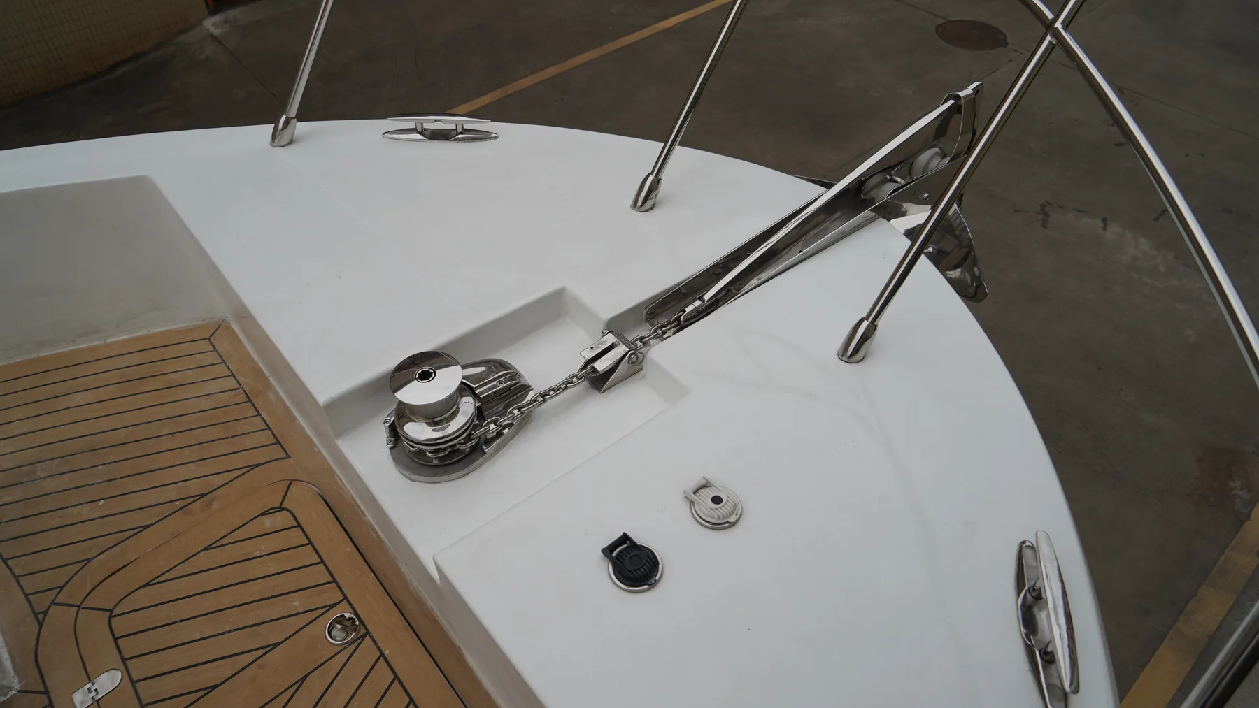 SY-410 bow anchor and windlass installation