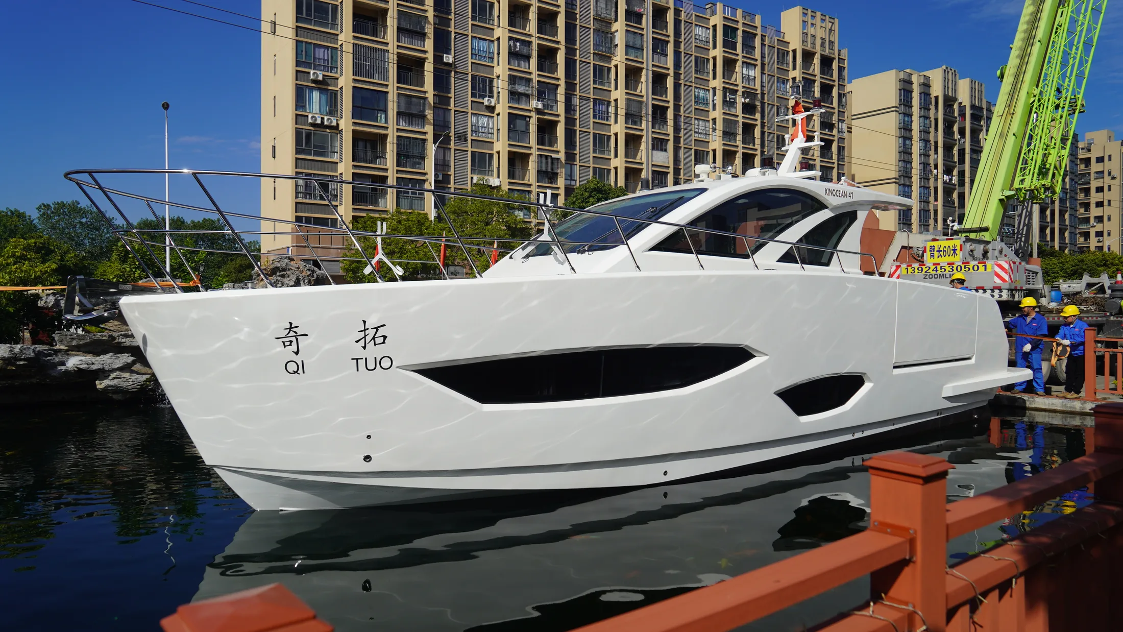 SY-410 luxury sport yacht exterior profile and side deck