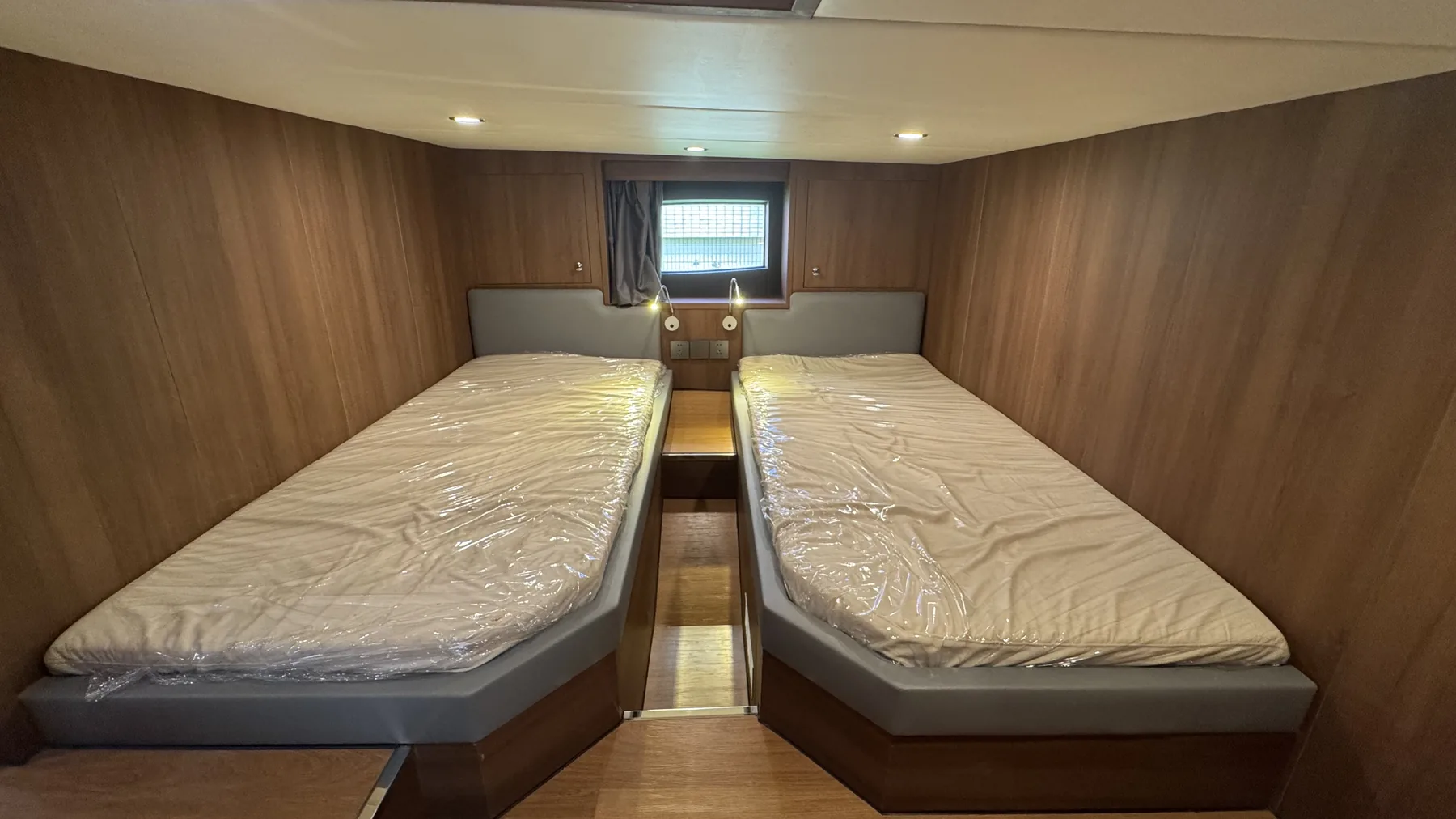 SY-410 lower cabin with two single overnight berths